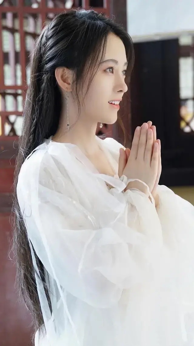 白衣胜雪,令人着迷.