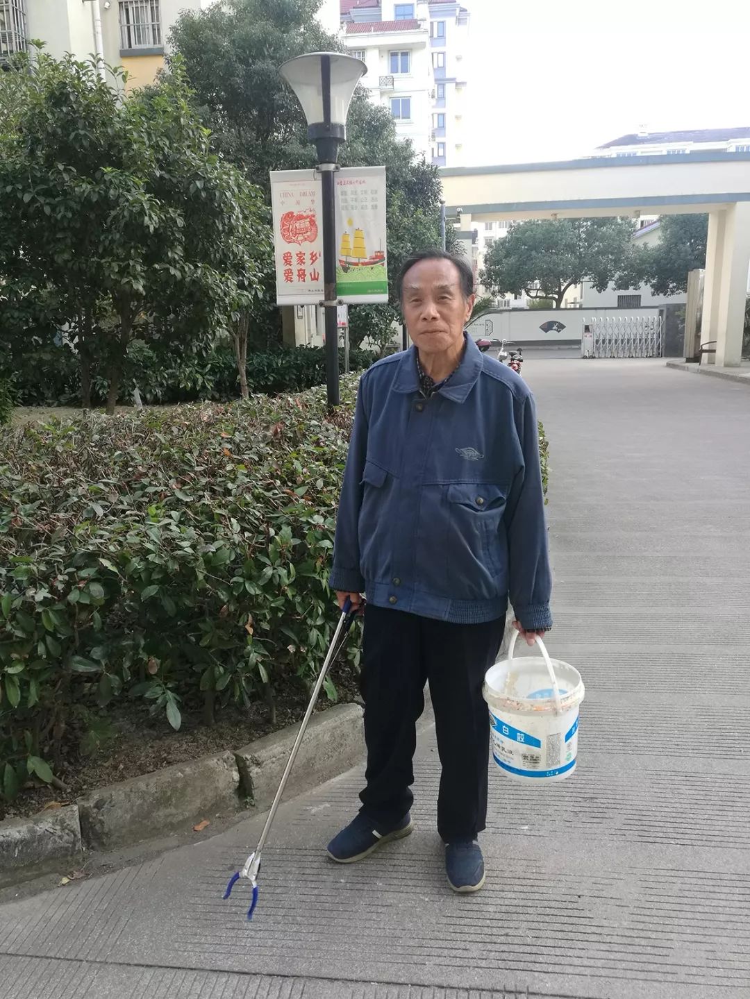 而是塔山社区的退休老党员陈惠民