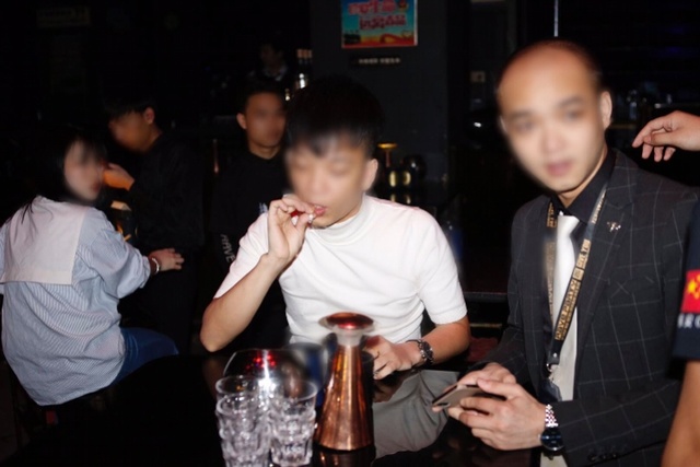 酒吧喝酒抽烟真实图片图片