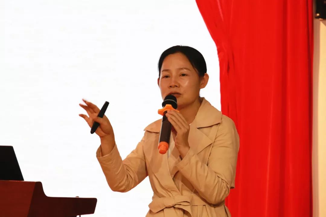 会理事,佛山市优秀教师,佛山市优秀辅导员,顺德区先进德育工作者郭玲