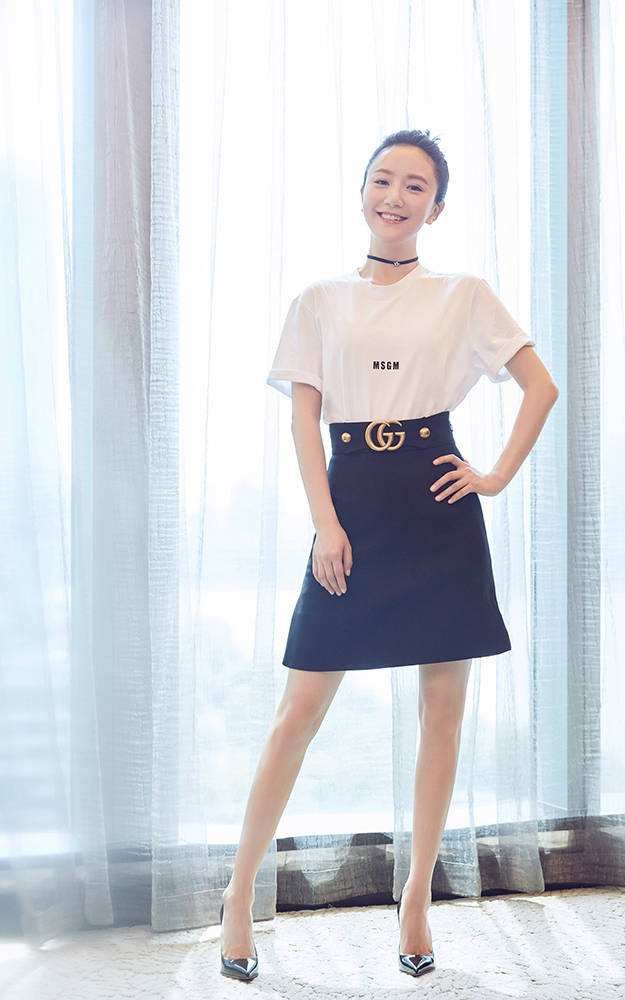 李倩穿黑色套装,下半身设计大胆又抢镜,但没一点高级感!