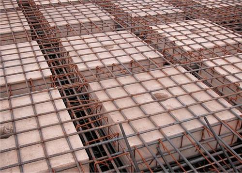 4,按简支板或非受力边设计的钢筋混凝土板,当与混凝土梁,墙整体浇筑或