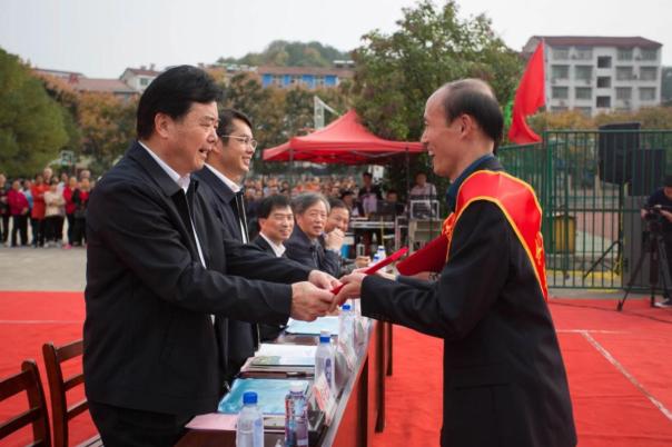 “迎駕教育基石工程獎”在霍山中學(xué)、英山一中等學(xué)校頒發(fā)(圖6)