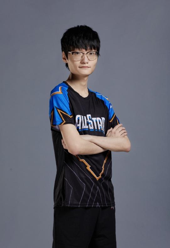 原创fpx的全明星定妆照来了!doinb又开始卖萌了!