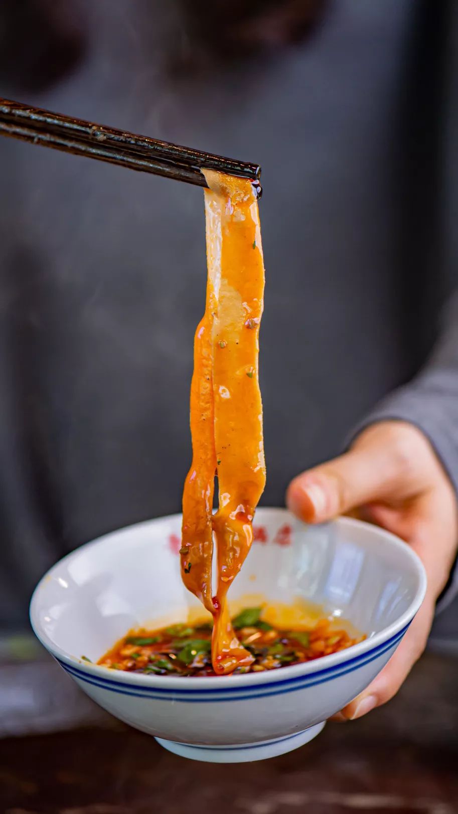 浓郁的汤汁紧紧地扒在面上,挂满红油的鸭肠嚼起来嘎吱作响超香脆