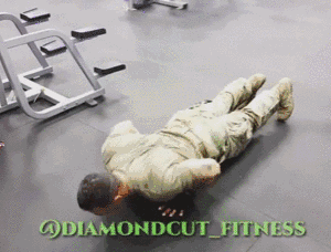 跪了美国退伍大兵健身房变态虐肌肉太残暴了