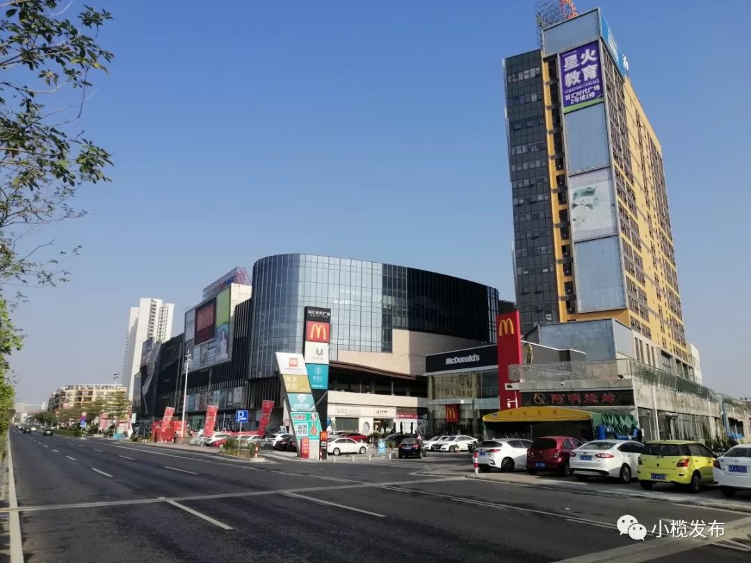 百汇时代广场此外菊城国际广场停车位也可供市民游客停放▲菊城故际