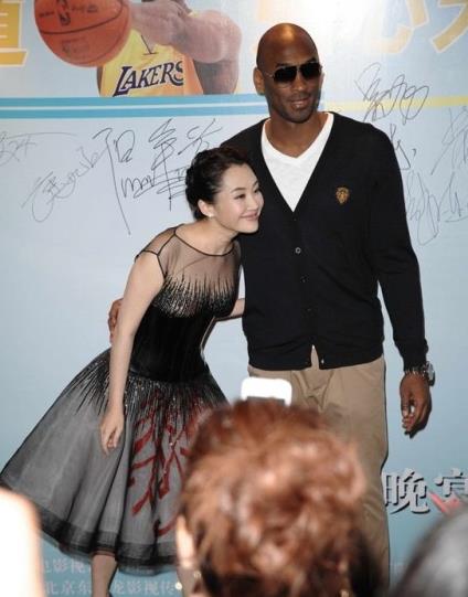 48岁许晴与科比合影近照两人动作亲密第四张成了亮点
