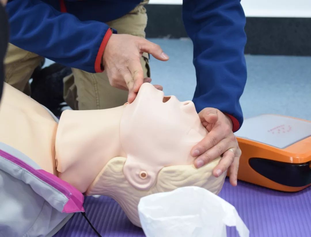 视频学会cpr急救就用它