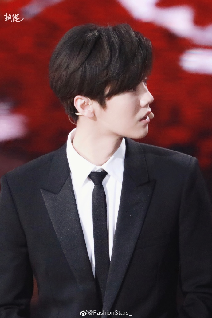 京城鹿少的不同西装造型 每一张都优越非凡_鹿晗