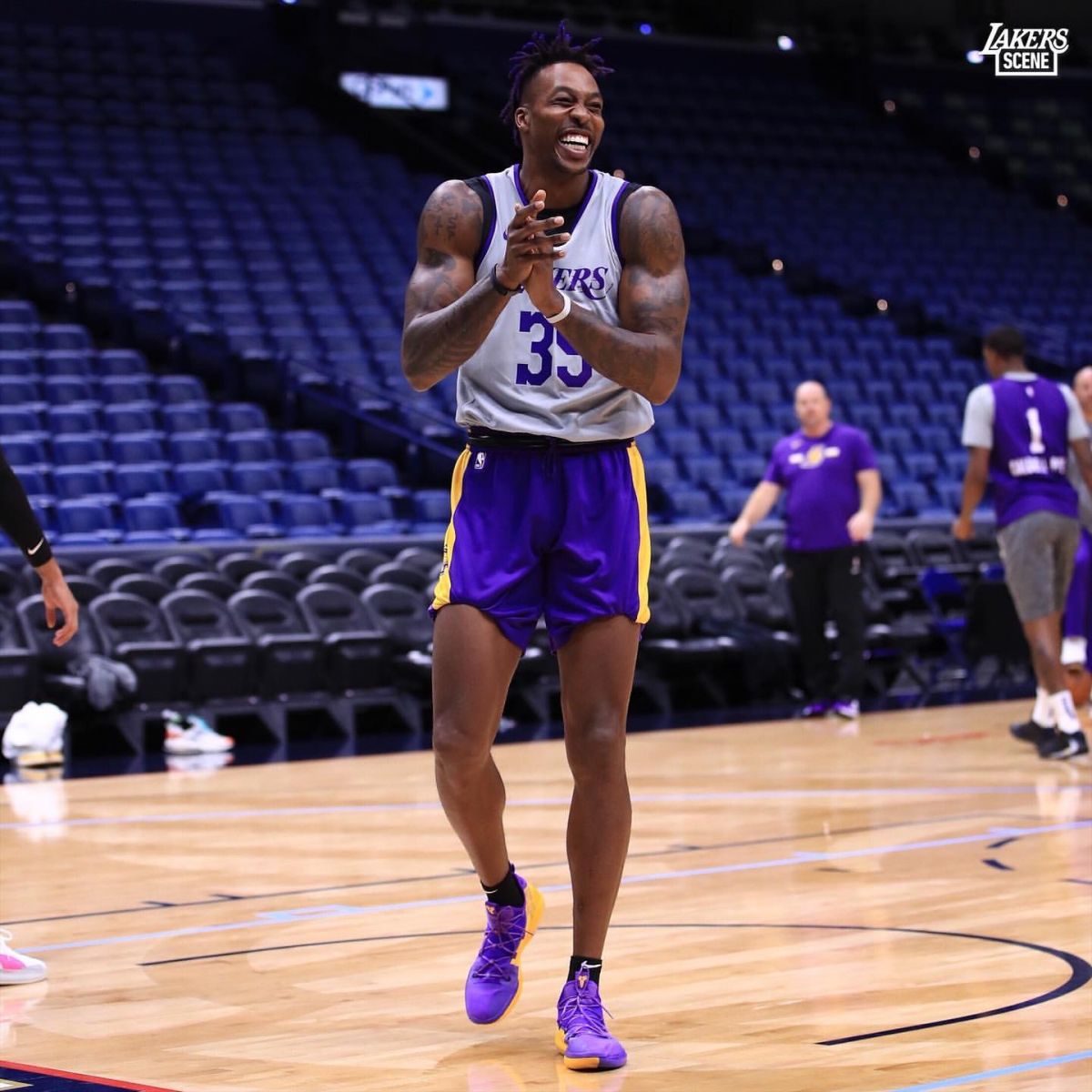 在训练照中,霍华德强壮的手臂和自己的小腿反差真大.