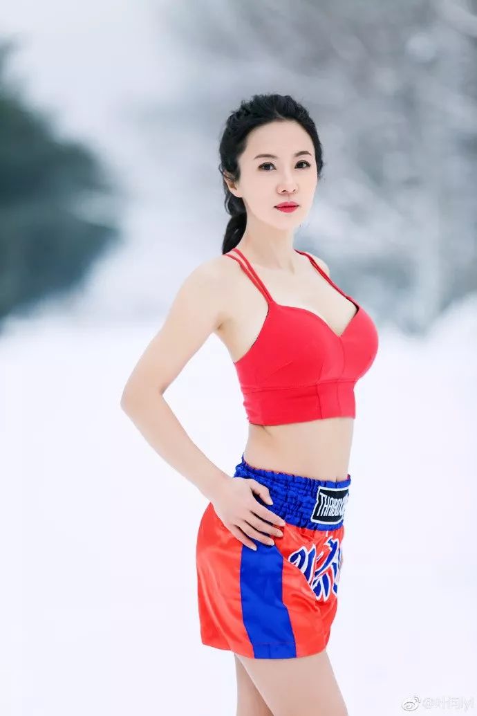 50岁中国辣妈西伯利亚零下40℃拍照,火辣身材不输少女!