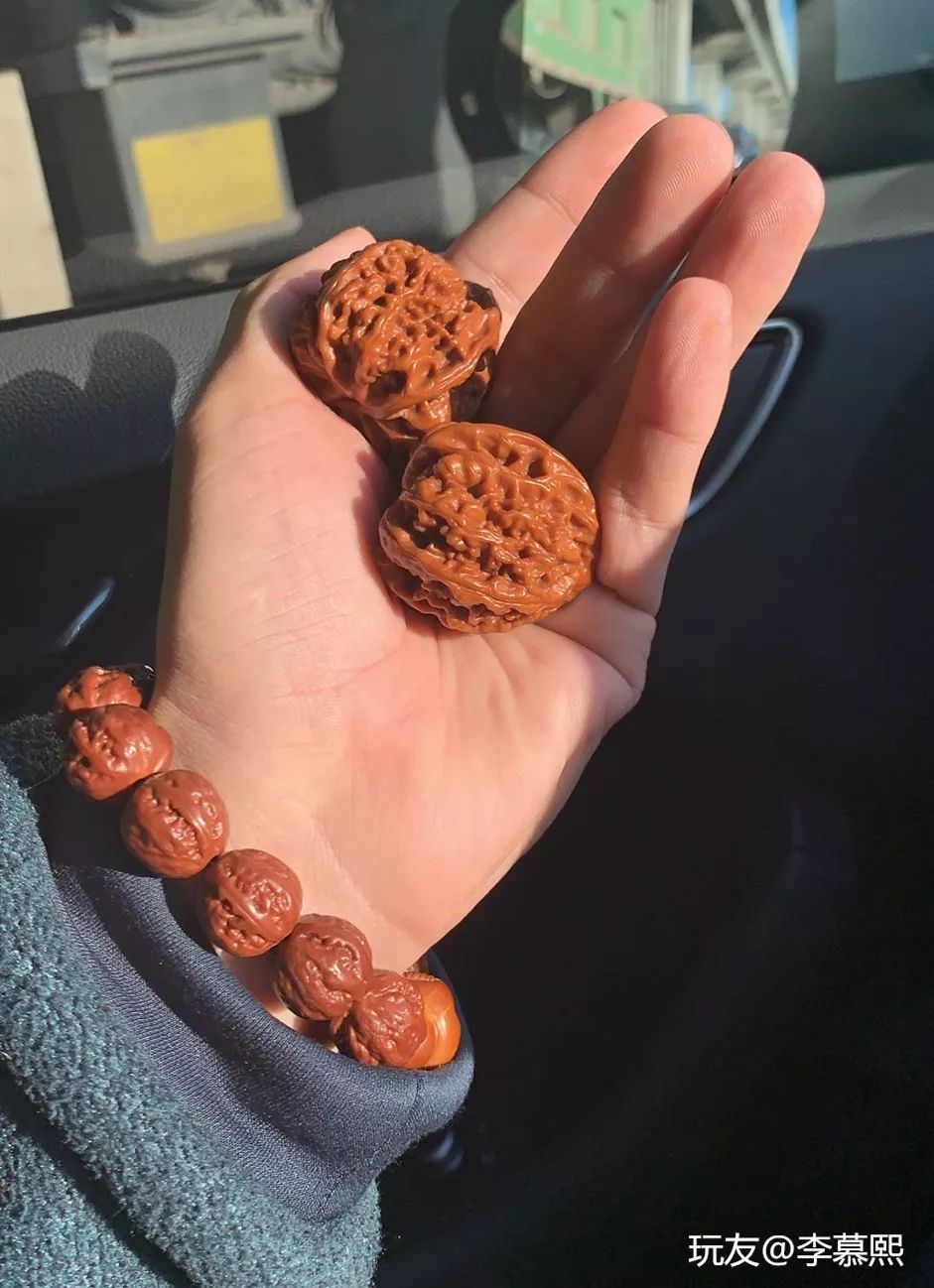 他是汗手,但没把核桃盘黑,一方面是皮质好,另一方面还在于,他每天睡觉