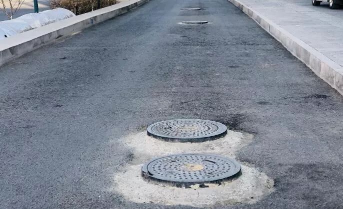 朝阳路附近路面多处井盖凸起这是要玩跳一跳吗