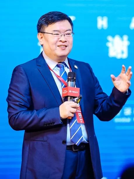 主任,全球董事会主任梅向荣先生展开对话,听他与我们分享盈科的成功