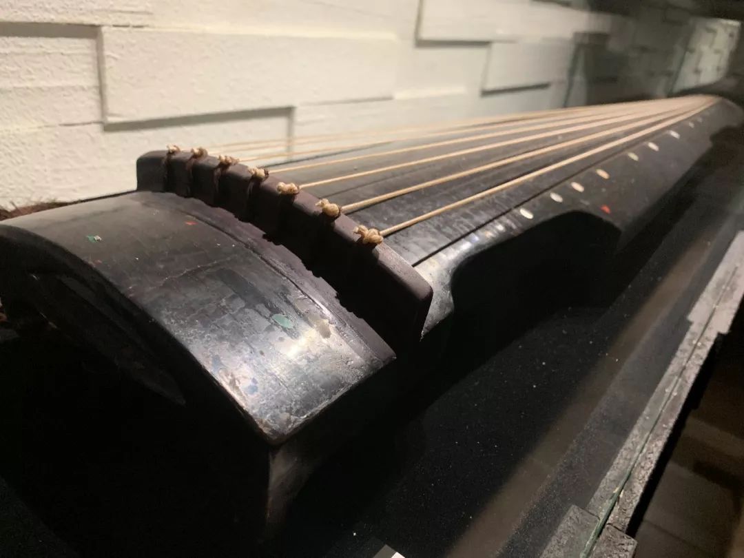 指代古琴底部的大,小两个音槽,位于中部较大的称为"龙池",位于尾部较