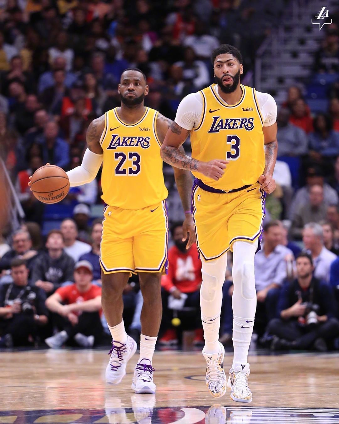 高情商还宠粉!詹眉有爱遭调侃,詹姆斯送球鞋赛后透露暖心理由