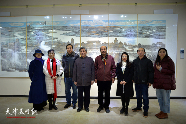 孟庆占与许文纪,刘凤华,赵春军,杜国庆,刘学梅,赵文静,刘静在画展现场