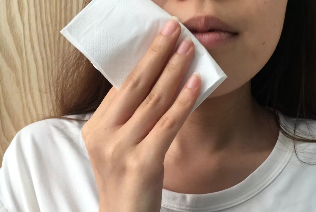 还有最后不要忘了再抽一张纸巾,擦擦小嘴儿哦~把纸巾垫在早餐底部