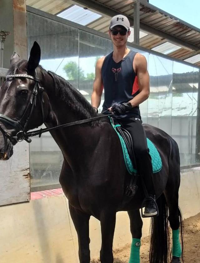 高以翔猝死,哥哥高宇桥与父母急奔浙江宁波,送弟弟最后一程!