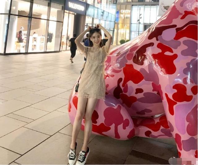 艺体女神舒思瑶近照解锁各种姿势长相甜美人气高