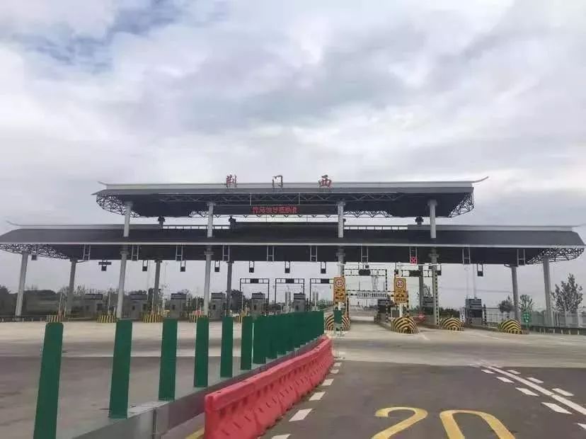 目前,荆门城区车辆主要通过漳河大道上西三环进入荆门西收费站上高速.