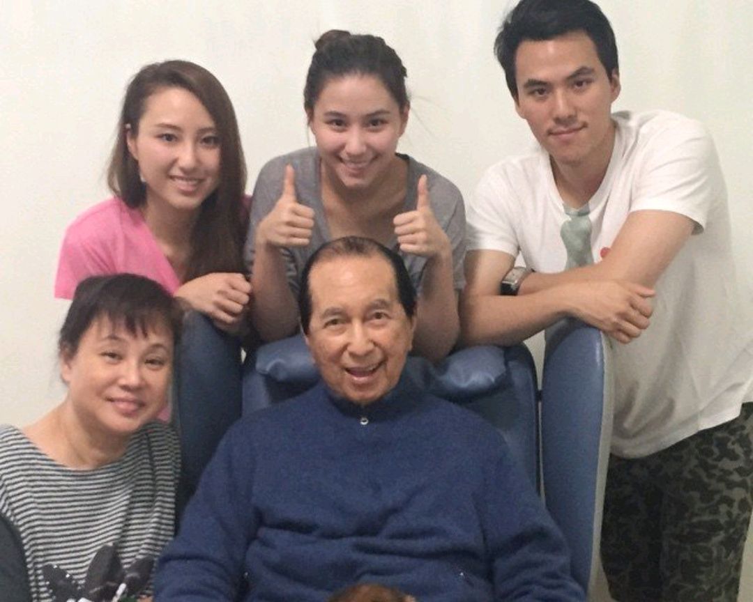 原创赌王何鸿燊98岁生日三四房子女礼物都有帽子二房太太家捐款200万