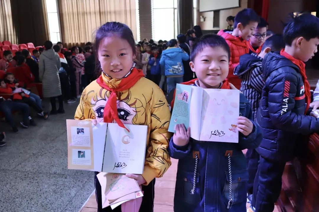 共享读书乐—记著名作家伍美珍走进宾王小学教育集团