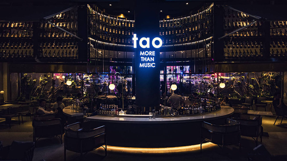 时尚前卫的情景融合酒吧模式,更有法国酒吧品牌revolution的加盟,使得