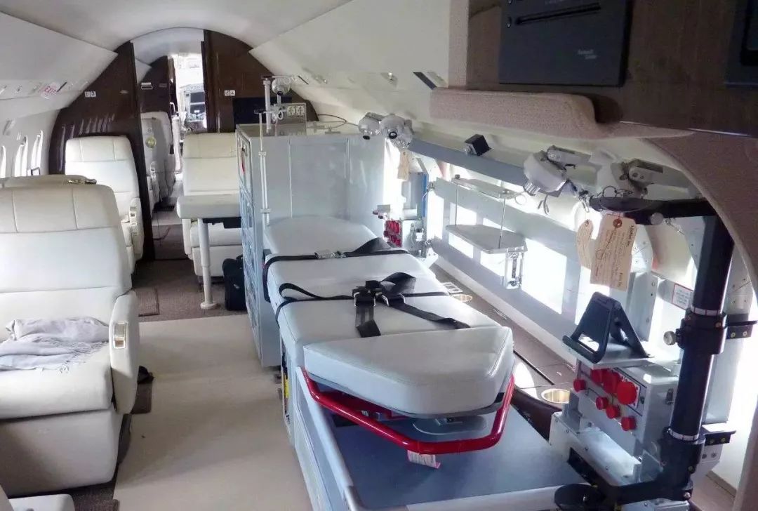猎鹰2000lx最初交付给999时是vip客舱布局,达索航空依照999需求,协助