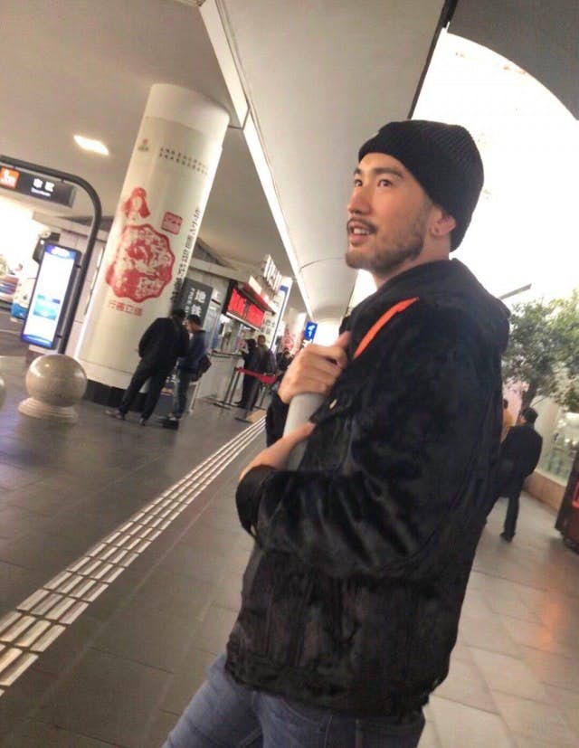 这一挥手就是永别高以翔最后机场照片曝光亲切向粉丝说再见