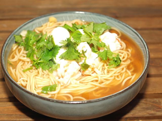 原创降温了,煮一碗酸辣开胃的面汤,虽然简单,但味道却出奇的好