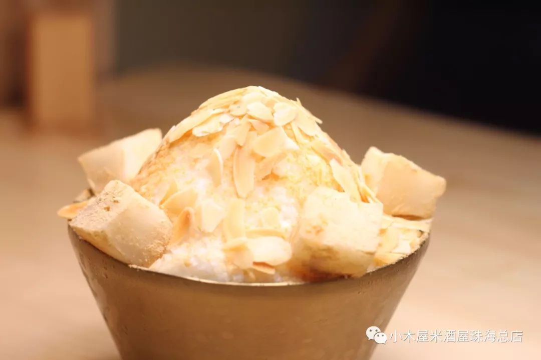 上绵绵的雪冰入口即溶,感觉飞起来了一口吃下去三种感觉糯糯的,脆脆的