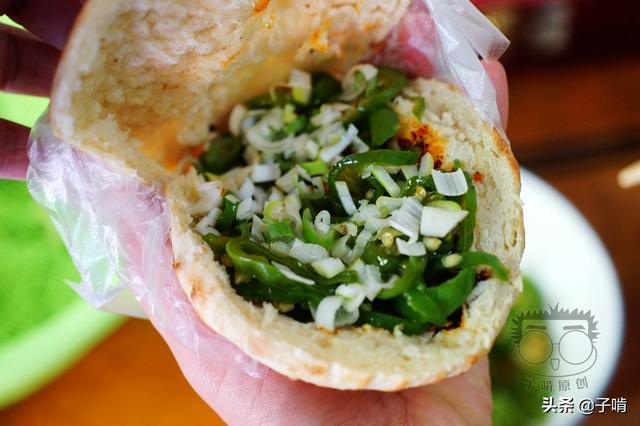 3元的菜夹馍夹满辣子,油泼辣子绿辣子看着吓人吃着香