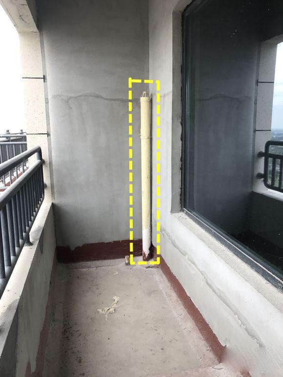 阳台多根1米8的管子,害我家阳台都不能封,整栋楼臭气都往我家排_管道