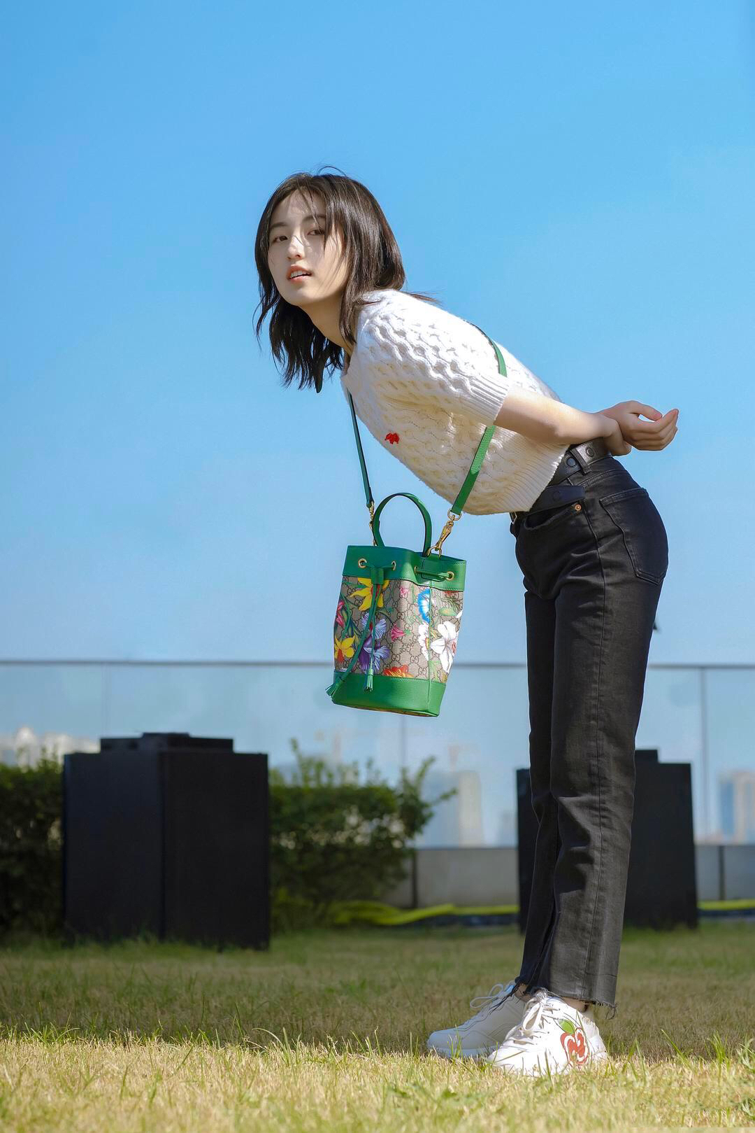 原创00后张子枫私服乖巧不失个性,素颜一样能轻松驾驭,越来越时髦了