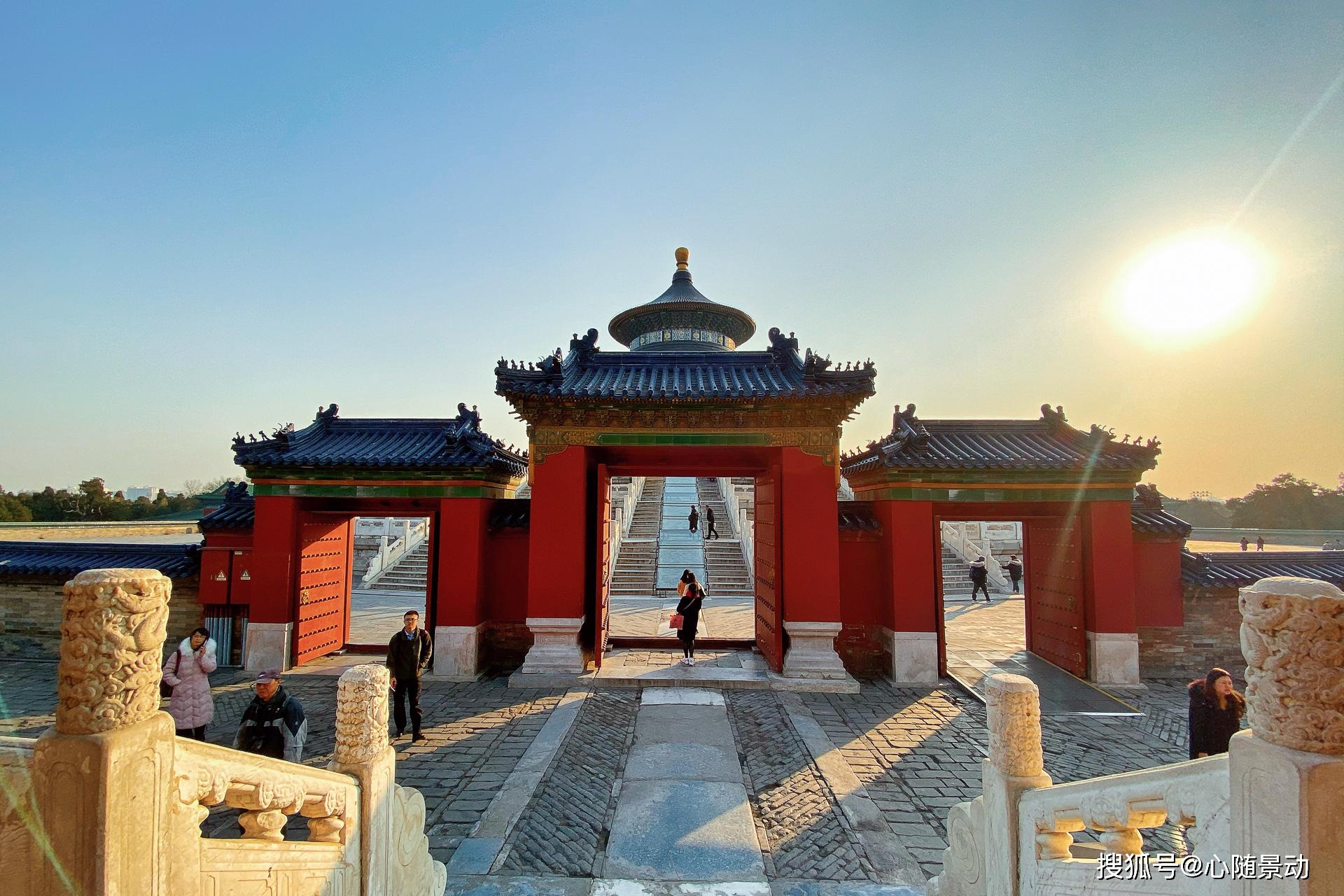 原创北京天坛公园实拍:穿过红墙和黄瓦,看见初冬里游客的热情