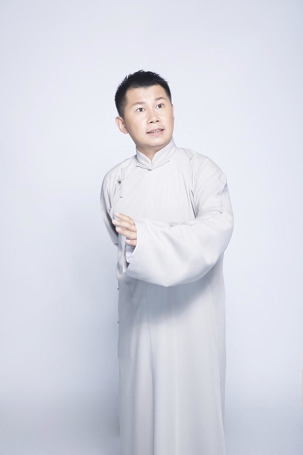 何云伟近况曝光离开郭德纲后不说相声改画画发福严重吃涮羊肉