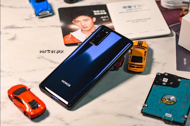 和荣耀20 pro的黑紫色混搭不一样,荣耀v30 pro是黑蓝色混搭,一般情况