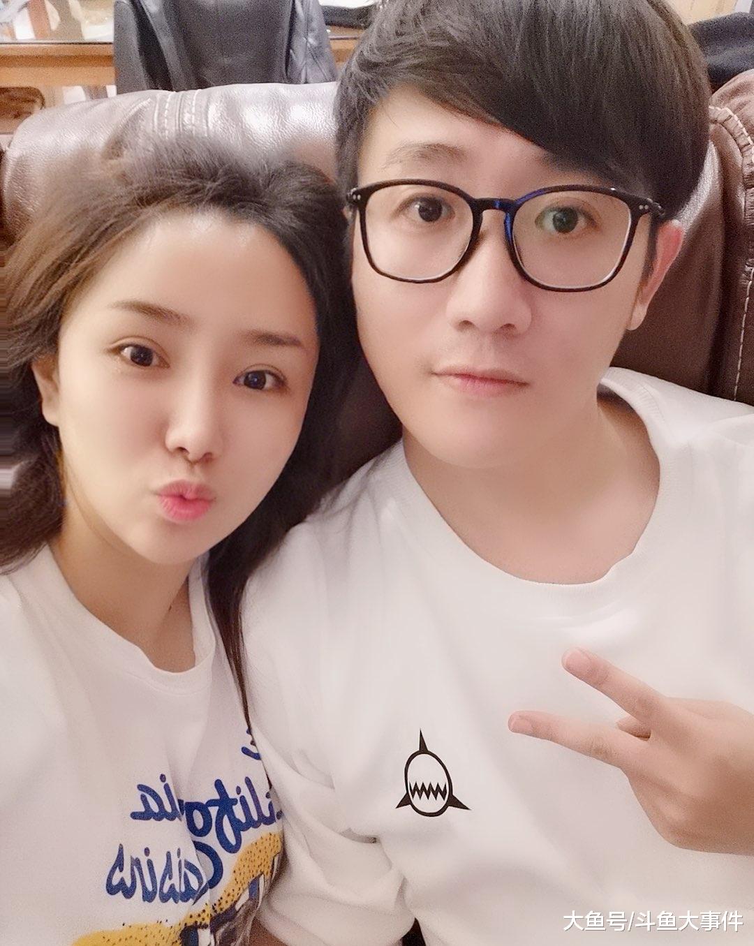白鲨将于十二月二号复播晒出与白夫人的合照大秀恩爱