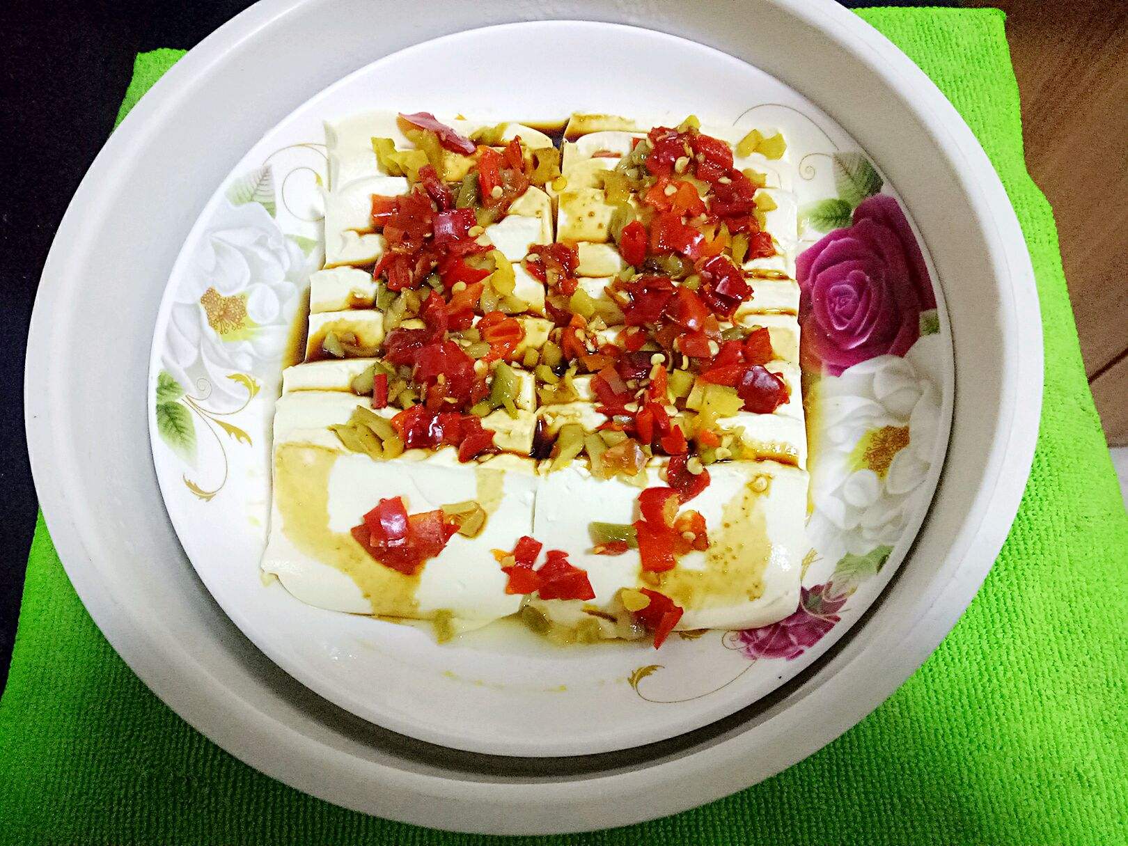 蒜蓉剁椒蒸豆腐食材:豆腐500g,剁椒30g,油,蚝油10g,鸡精,蒜瓣,生抽10g