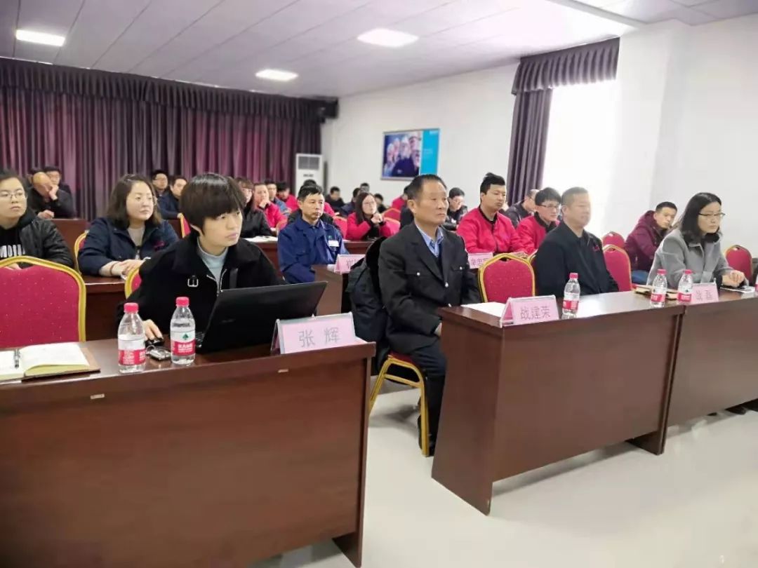 张辉上台宣讲全国注册安全工程师,省富民兴鲁劳动奖章战建荣上台宣