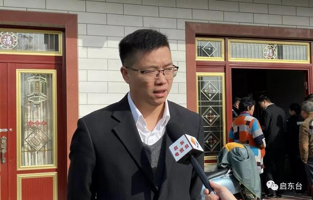 市人民法院执行局局长助理金鑫介绍,判决生效后,陈某一直没有将堵门的