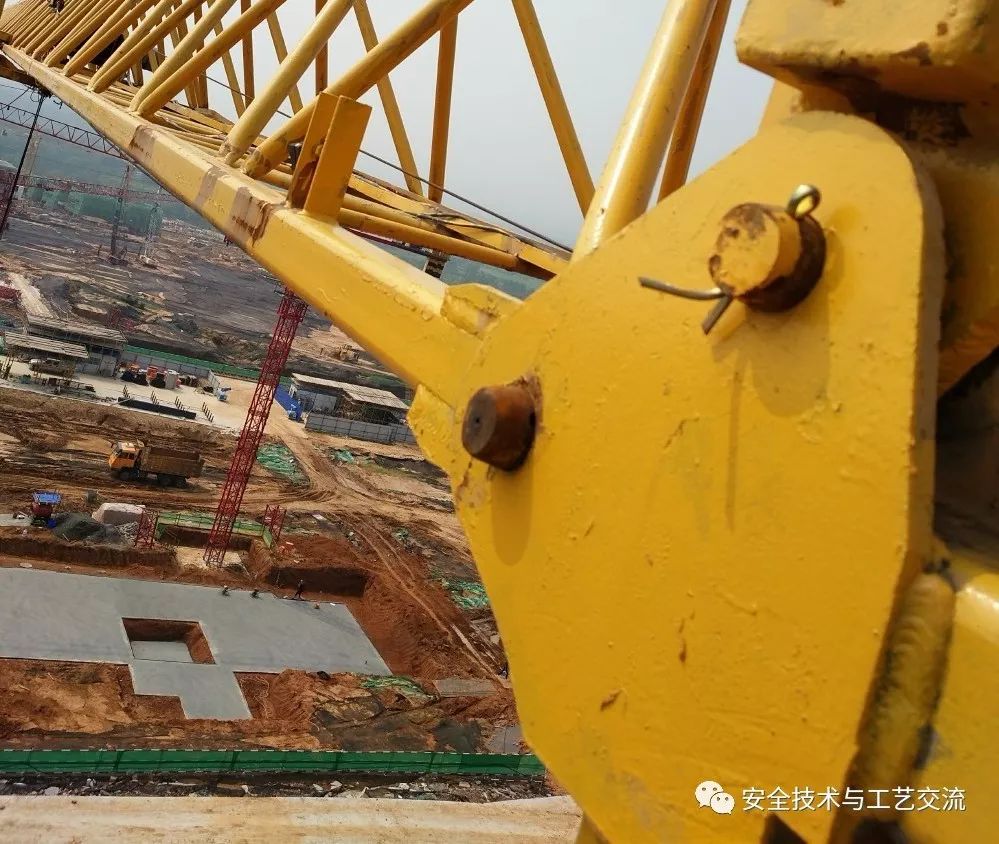 突发贵州一工地塔吊倒塌疑因螺栓松动导致塔吊倒塌有多难