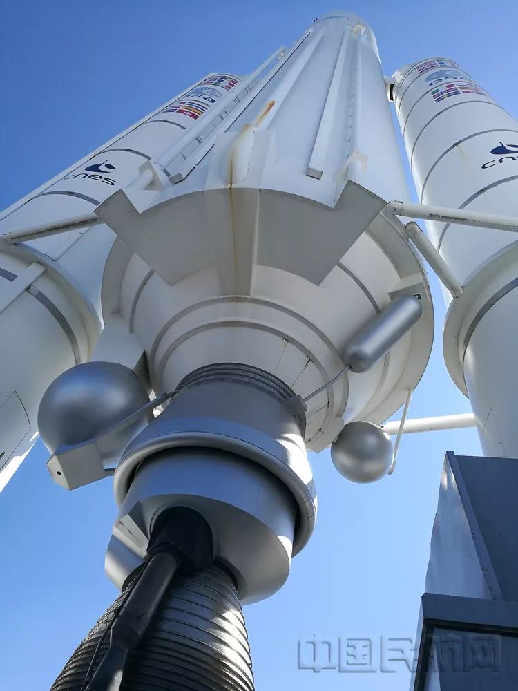 就能看到,耀眼地矗立在阳光下的巨型白色航天器——阿利亚纳运载火箭