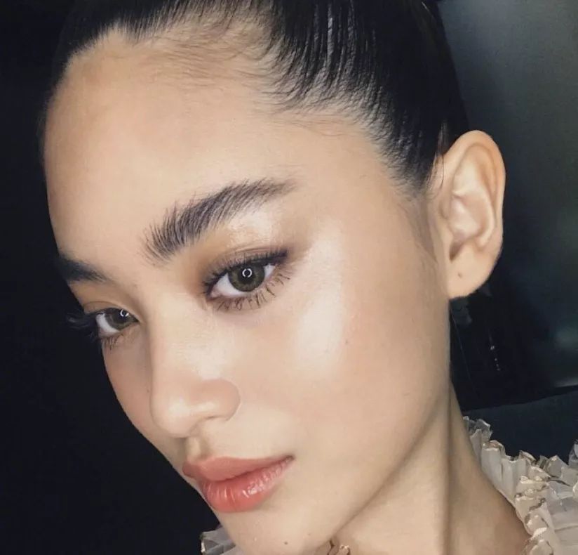 4 心形脸match英气剑眉说到剑眉,我就想到了寡淡脸,厌世脸的女孩,她们