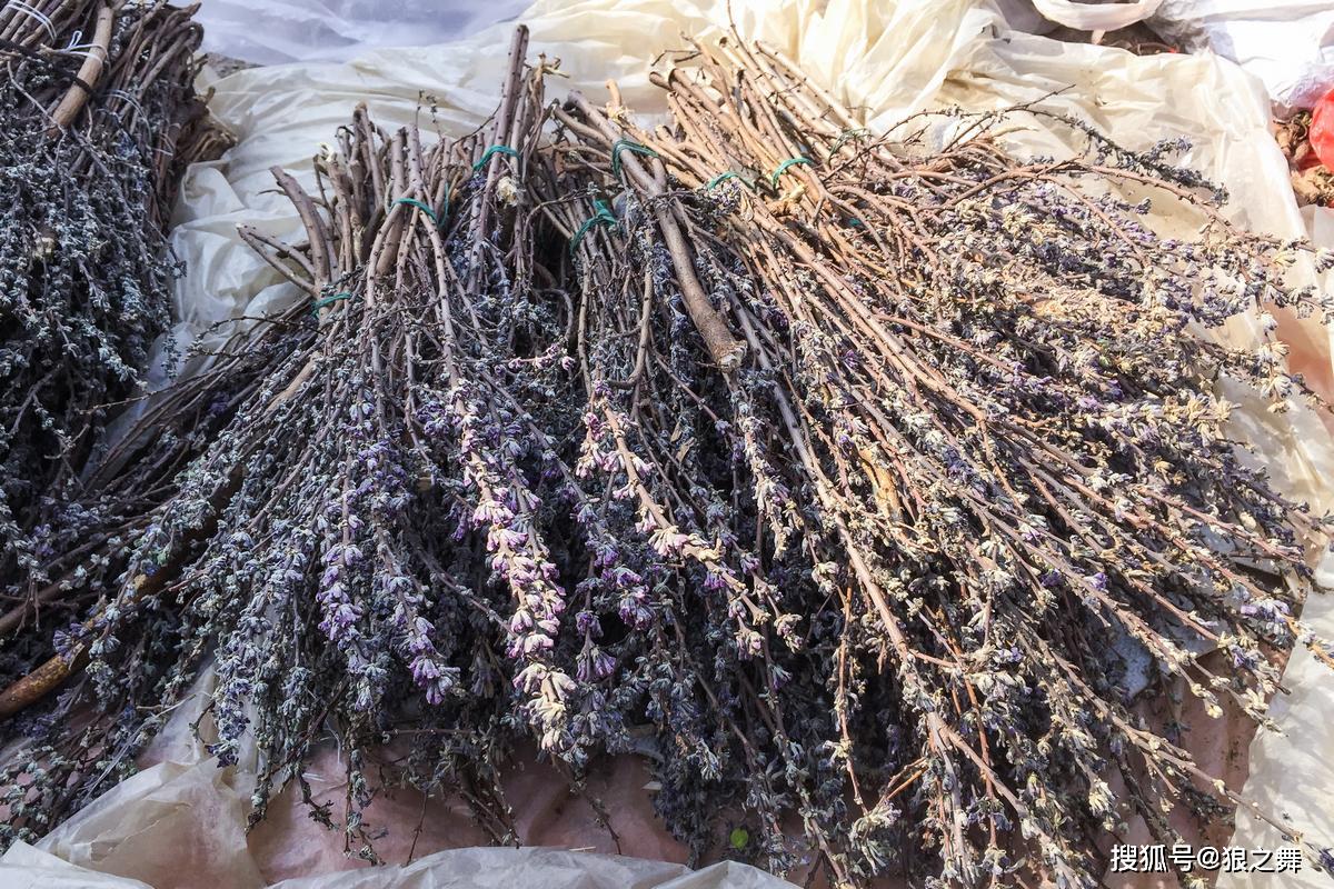 一些药草来煮水喝或煮鸡蛋,这捆扎成小捆的树枝样的东西,俗称"棉花柴"