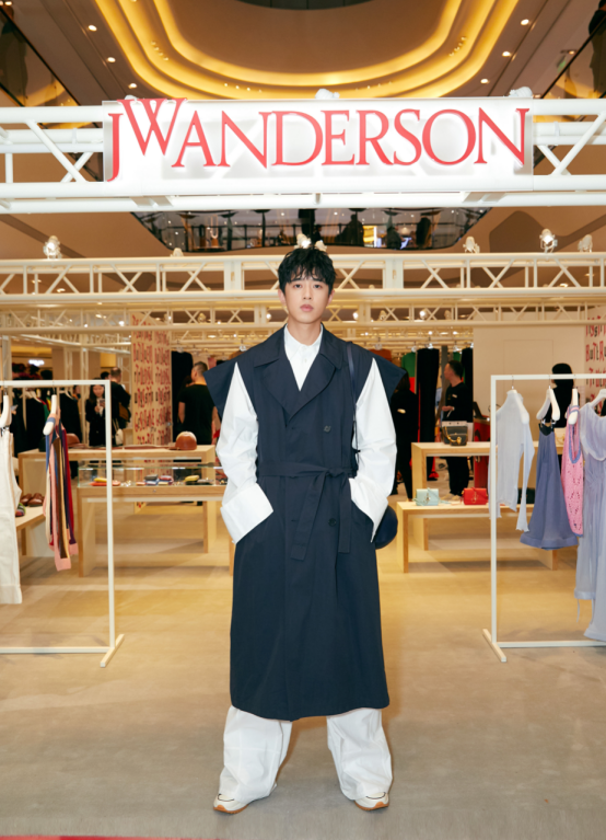 梁靖康出席JW Anderson北京首店开幕 黑白造型尽显文艺质感
