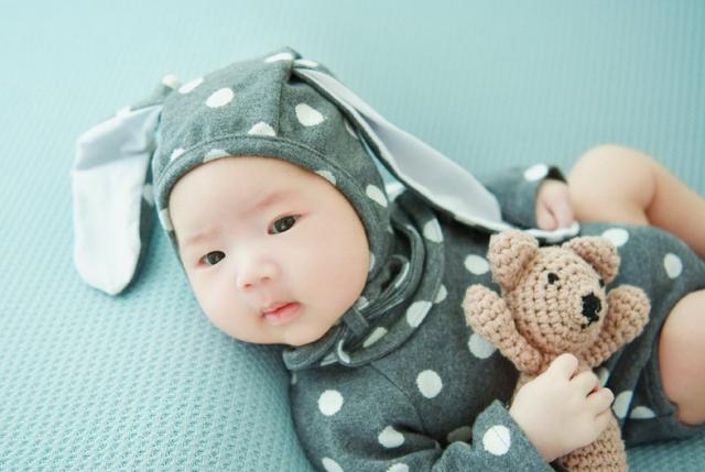 《少年包青天》芳芳公主当妈妈了 生了个胖儿子 肉嘟嘟好可爱_郑亮并