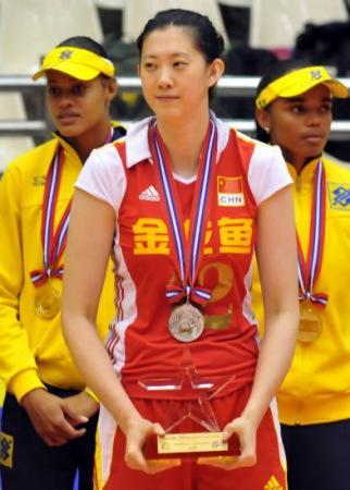 女生通常都是一米六或者一米七,薛明却有着一米九三的身高